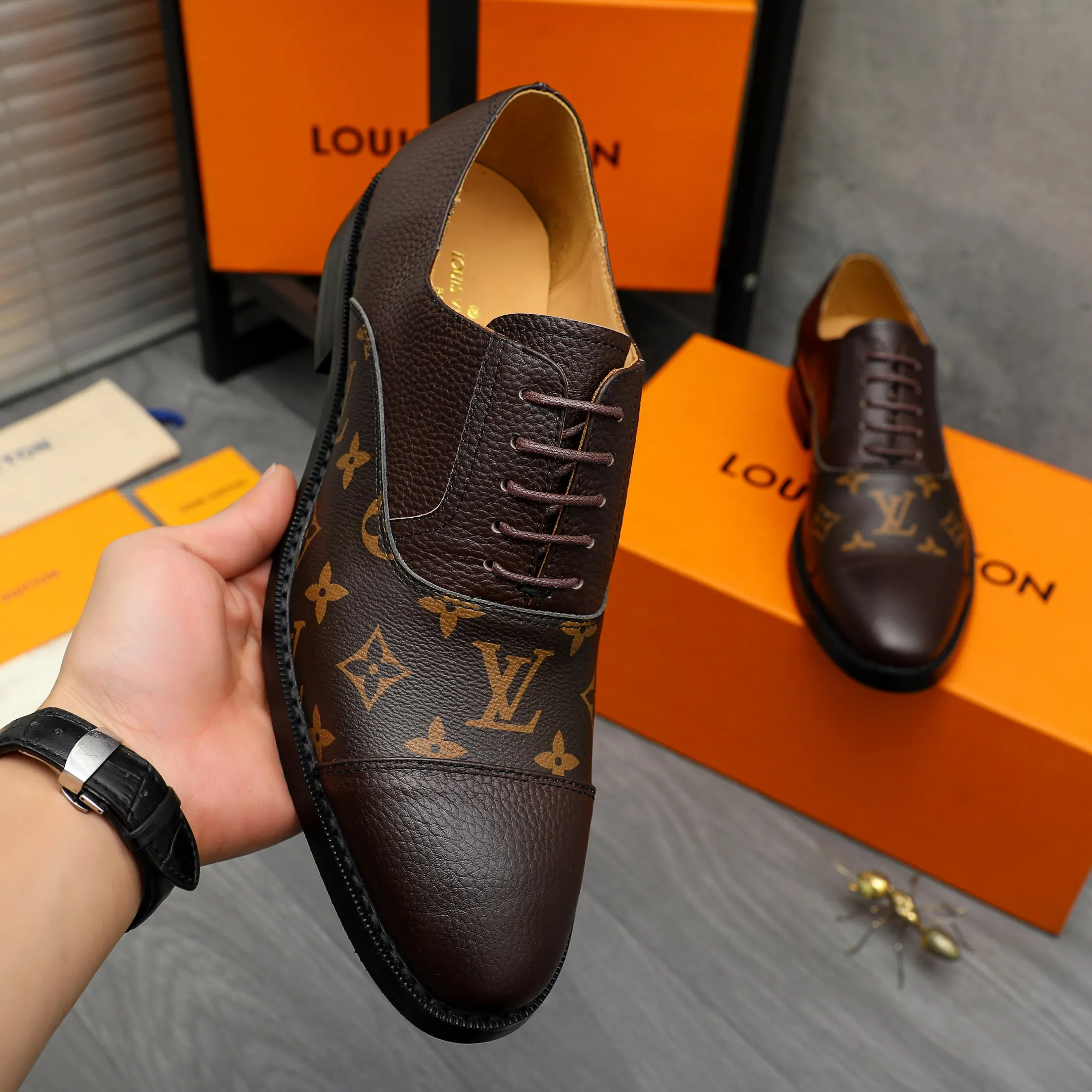 Men's shoes 💰500 Product trademark: LV "Louis Vuitton" business formal leather shoes Regular size: 39-45 (.45 customization is non-refundable) Product material: Selected pebbled cowhide stitching printed upper, cowhide lining, original rubber outsole